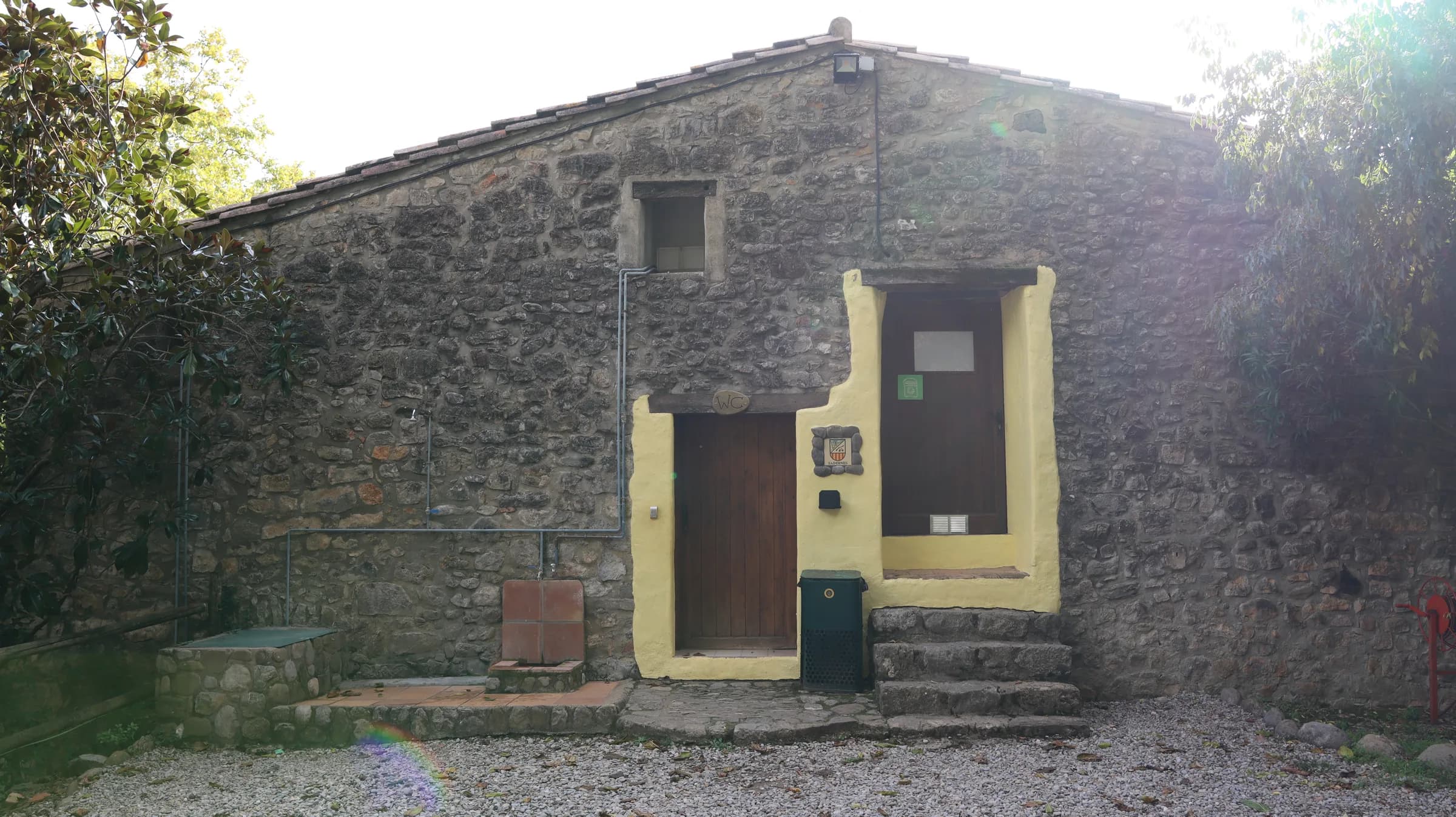 Edifici de pedra dels lavabos i les dutxes