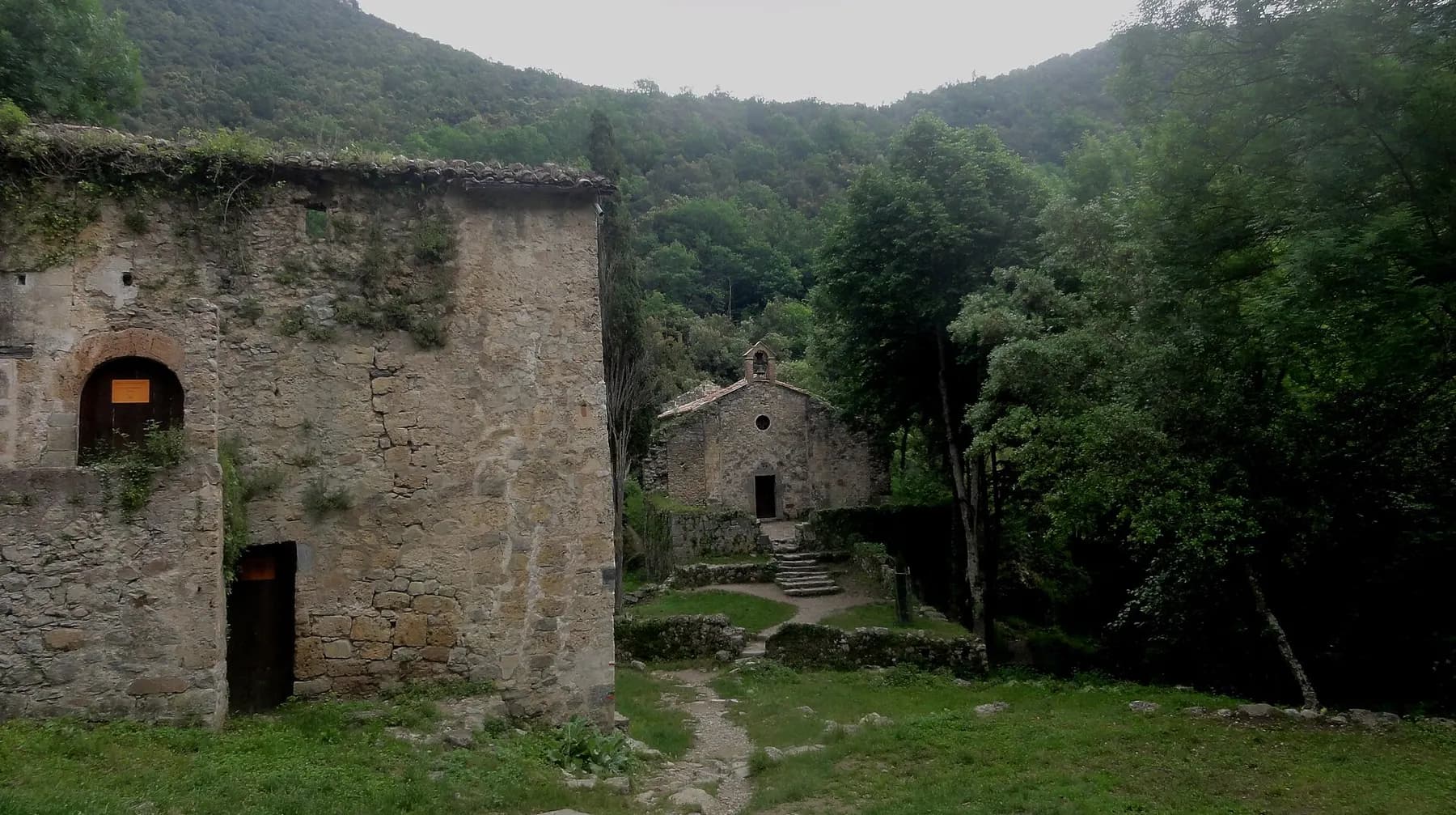 L'ermita de Sant Aniol d'Aguja entre arbres