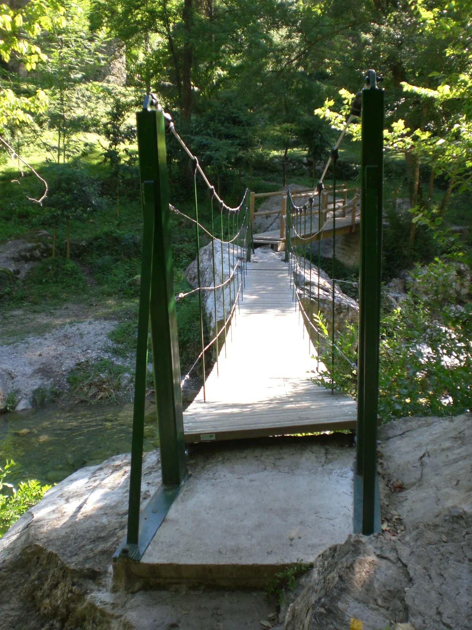 Pont penjant de fusta sobre la riera de Sant Aniol