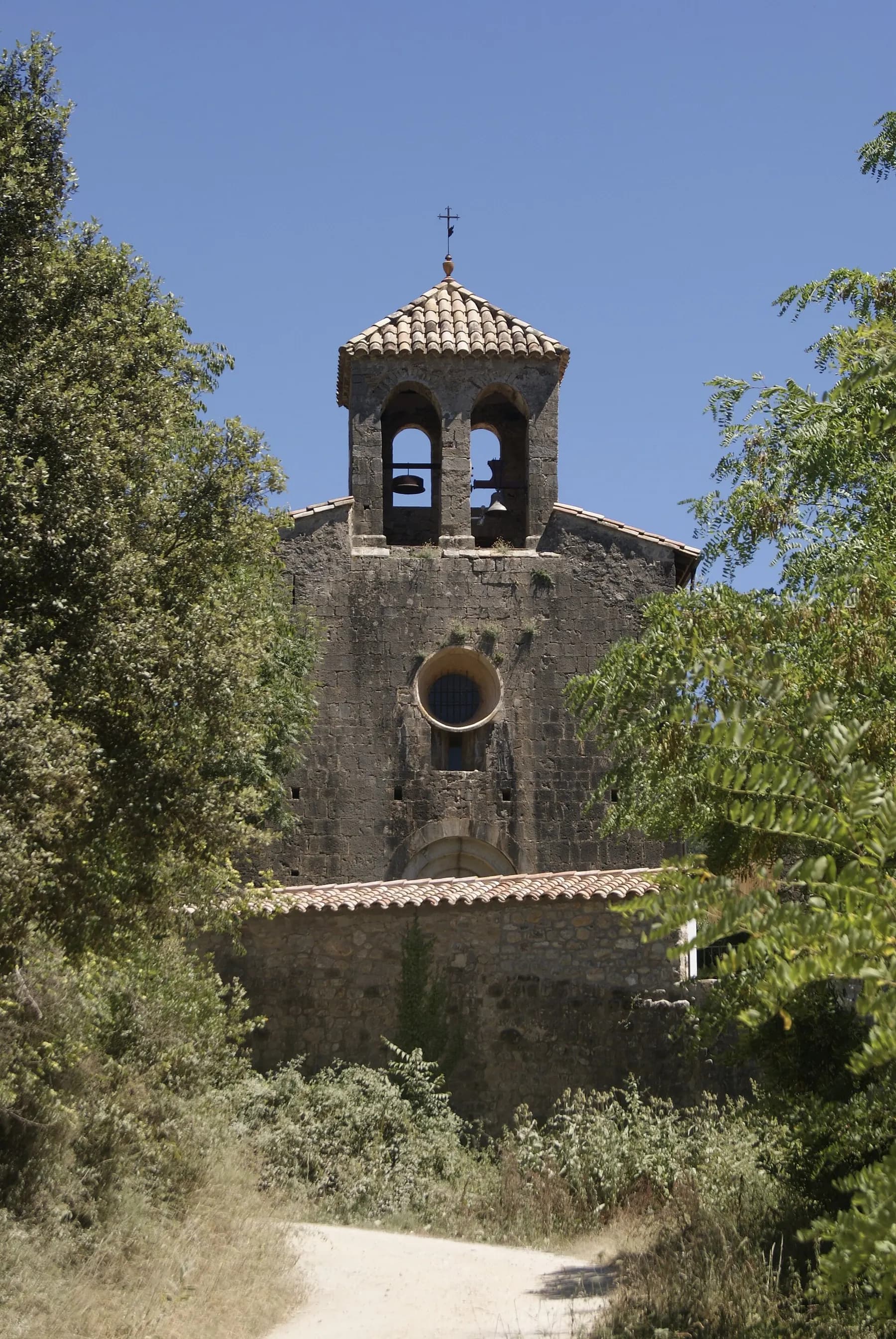 El campanar de l'església romànica de Santa Cecília de Sadernes