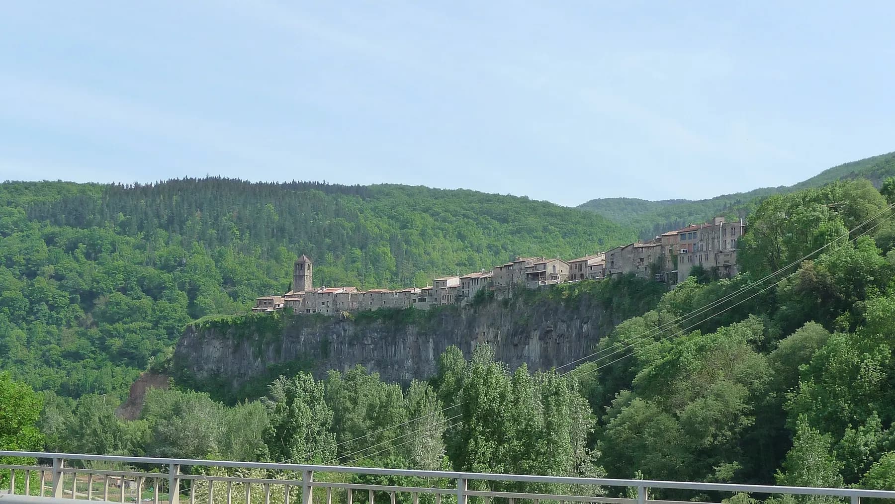 Castellfollit de la Roca, dalt d'una cinglera de basalt