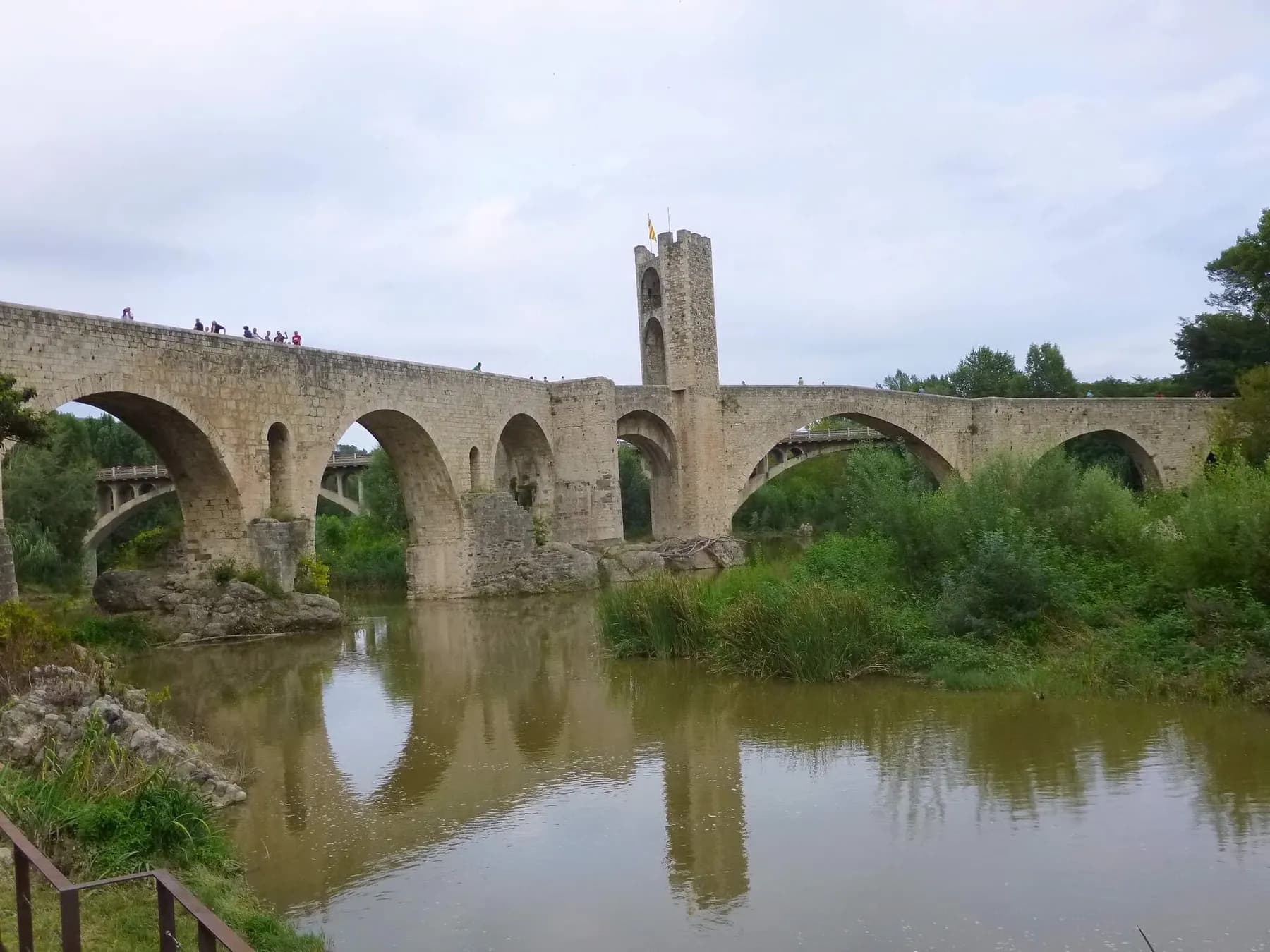 El pont medieval de Besalú sobre el riu Fluvià